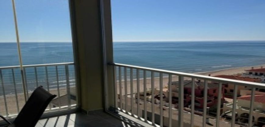 Descubre este espectacular piso en primera línea de playa, ubicado en la novena planta de una urbanización moderna con todos los servicios.
