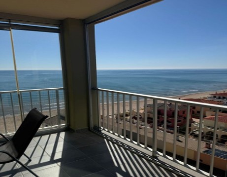 Descubre este espectacular piso en primera línea de playa, ubicado en la novena planta de una urbanización moderna con todos los servicios.