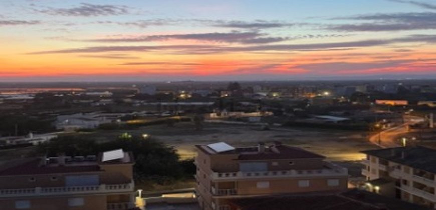 Descubre este espectacular piso en primera línea de playa, ubicado en la novena planta de una urbanización moderna con todos los servicios.