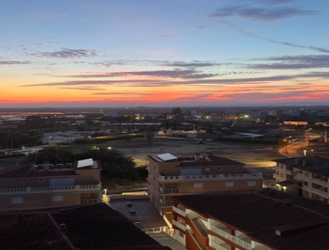 Descubre este espectacular piso en primera línea de playa, ubicado en la novena planta de una urbanización moderna con todos los servicios.