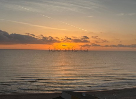 Descubre este espectacular piso en primera línea de playa, ubicado en la novena planta de una urbanización moderna con todos los servicios.