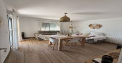 Descubre este espectacular piso en primera línea de playa, ubicado en la novena planta de una urbanización moderna con todos los servicios.