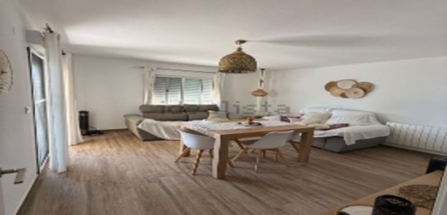 Descubre este espectacular piso en primera línea de playa, ubicado en la novena planta de una urbanización moderna con todos los servicios.
