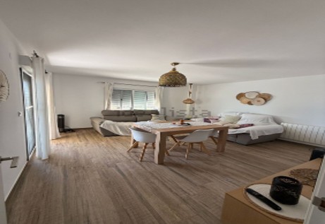 Descubre este espectacular piso en primera línea de playa, ubicado en la novena planta de una urbanización moderna con todos los servicios.