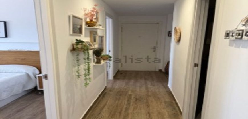 Descubre este espectacular piso en primera línea de playa, ubicado en la novena planta de una urbanización moderna con todos los servicios.
