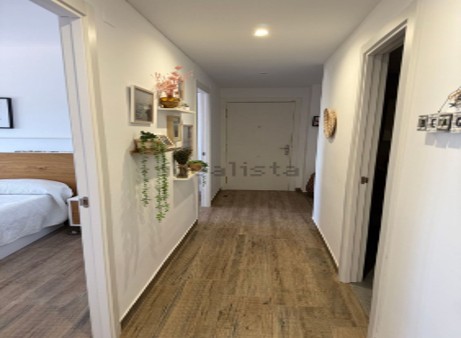 Descubre este espectacular piso en primera línea de playa, ubicado en la novena planta de una urbanización moderna con todos los servicios.