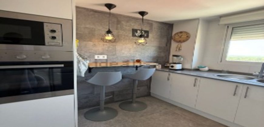 Descubre este espectacular piso en primera línea de playa, ubicado en la novena planta de una urbanización moderna con todos los servicios.