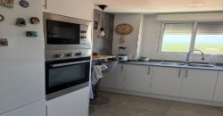 Descubre este espectacular piso en primera línea de playa, ubicado en la novena planta de una urbanización moderna con todos los servicios.