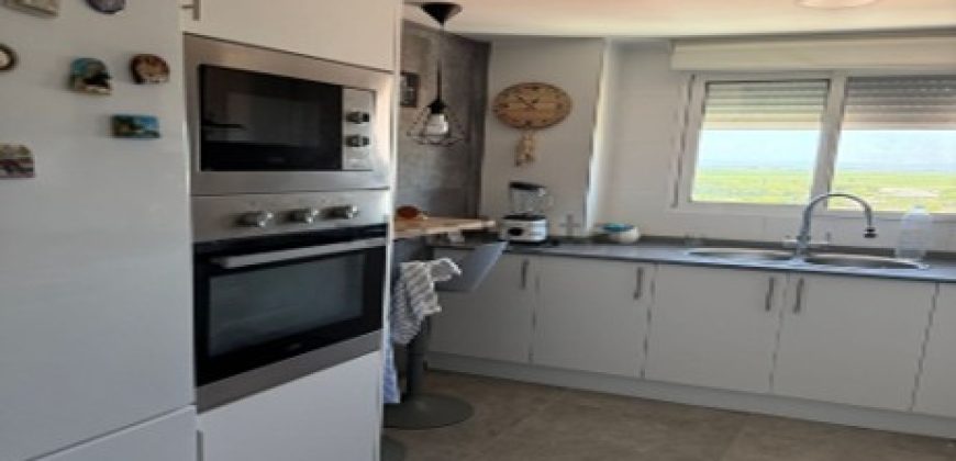 Descubre este espectacular piso en primera línea de playa, ubicado en la novena planta de una urbanización moderna con todos los servicios.