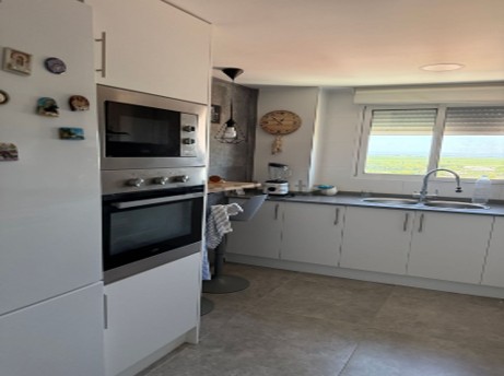 Descubre este espectacular piso en primera línea de playa, ubicado en la novena planta de una urbanización moderna con todos los servicios.