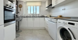 Descubre este espectacular piso en primera línea de playa, ubicado en la novena planta de una urbanización moderna con todos los servicios.