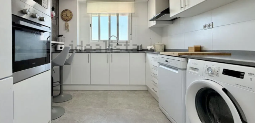 Descubre este espectacular piso en primera línea de playa, ubicado en la novena planta de una urbanización moderna con todos los servicios.