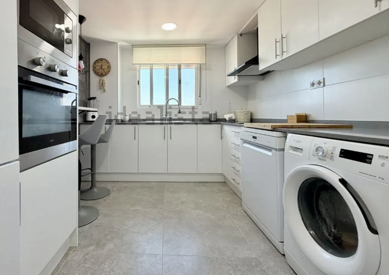 Descubre este espectacular piso en primera línea de playa, ubicado en la novena planta de una urbanización moderna con todos los servicios.