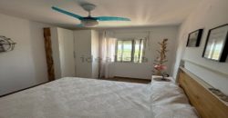 Descubre este espectacular piso en primera línea de playa, ubicado en la novena planta de una urbanización moderna con todos los servicios.