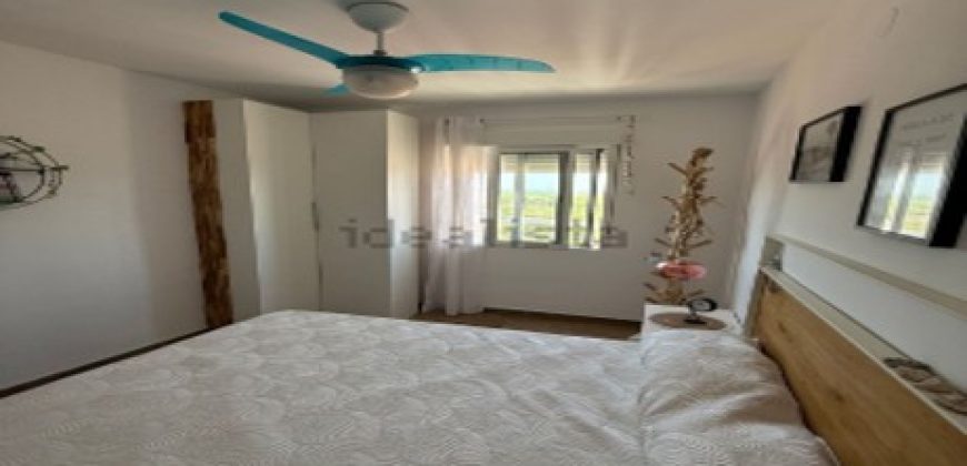 Descubre este espectacular piso en primera línea de playa, ubicado en la novena planta de una urbanización moderna con todos los servicios.