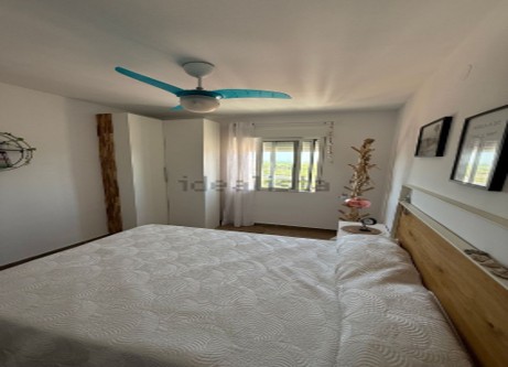 Descubre este espectacular piso en primera línea de playa, ubicado en la novena planta de una urbanización moderna con todos los servicios.