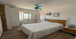 Descubre este espectacular piso en primera línea de playa, ubicado en la novena planta de una urbanización moderna con todos los servicios.