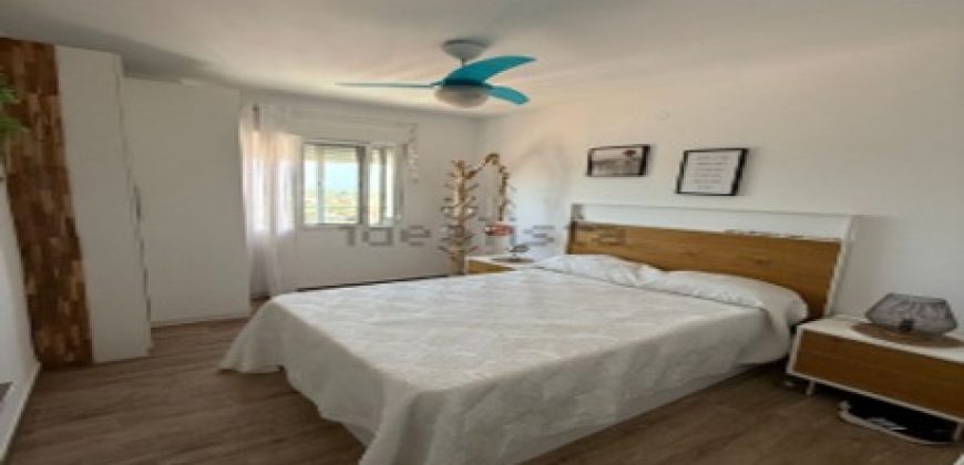 Descubre este espectacular piso en primera línea de playa, ubicado en la novena planta de una urbanización moderna con todos los servicios.