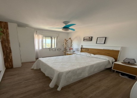 Descubre este espectacular piso en primera línea de playa, ubicado en la novena planta de una urbanización moderna con todos los servicios.