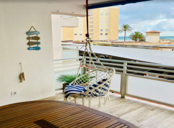 Magnífico piso en primera línea de playa ubicado en una urbanización con acceso directo a la playa