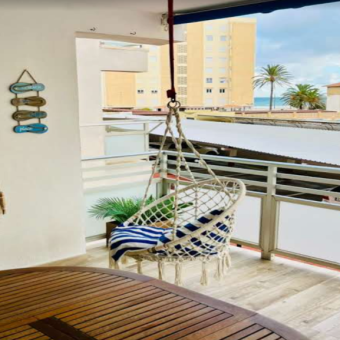 Magnífico piso en primera línea de playa ubicado en una urbanización con acceso directo a la playa