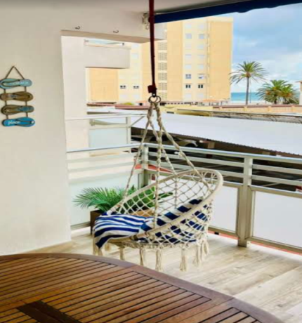 Magnífico piso en primera línea de playa ubicado en una urbanización con acceso directo a la playa