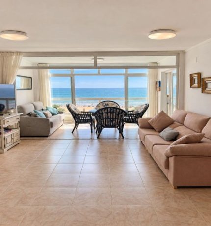 Espectacular apartamento situado en quinta planta del Edificio Edén, en primera línea de la playa del Racó de Cullera