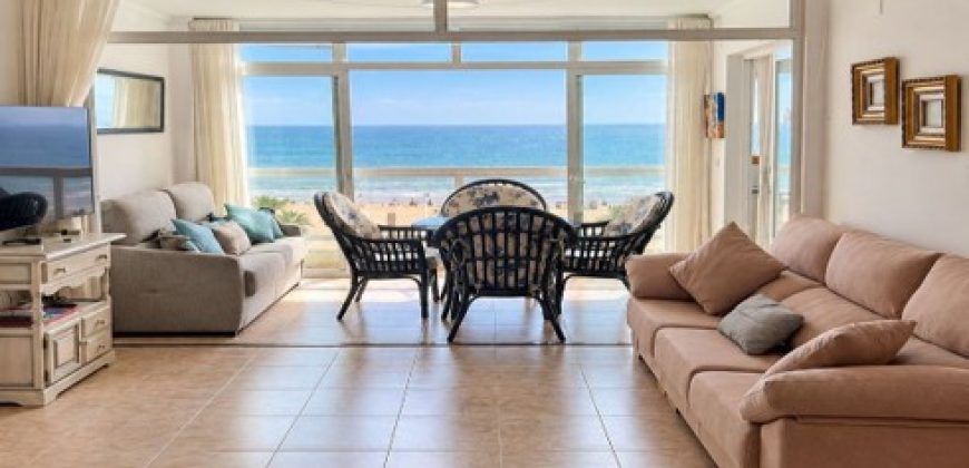 Espectacular apartamento situado en quinta planta del Edificio Edén, en primera línea de la playa del Racó de Cullera
