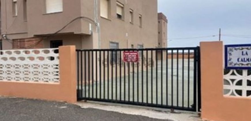 Este espectacular apartamento ubicada en la segunda planta te ofrece la vida costera que siempre has soñado.