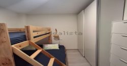 Fabuloso apartamento totalmente reformado ubicada en la tercera planta de un edificio con ascensor, lo que garantiza comodidad y accesibilidad