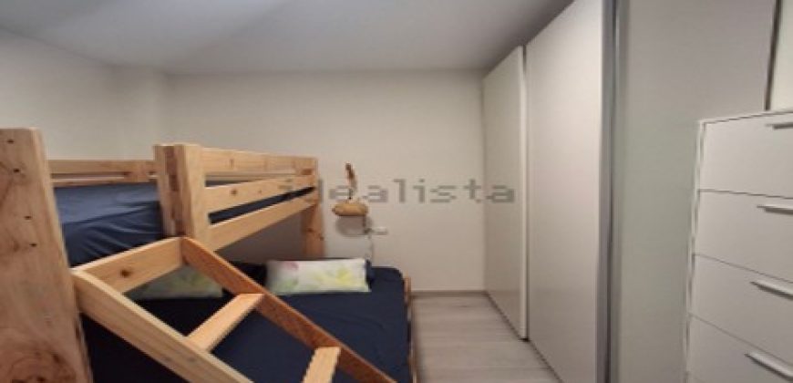 Fabuloso apartamento totalmente reformado ubicada en la tercera planta de un edificio con ascensor, lo que garantiza comodidad y accesibilidad