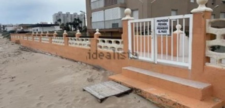 Este espectacular apartamento ubicada en la segunda planta te ofrece la vida costera que siempre has soñado.