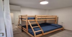 Fabuloso apartamento totalmente reformado ubicada en la tercera planta de un edificio con ascensor, lo que garantiza comodidad y accesibilidad