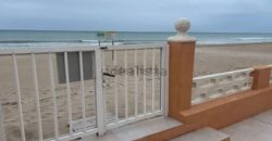 Este espectacular apartamento ubicada en la segunda planta te ofrece la vida costera que siempre has soñado.