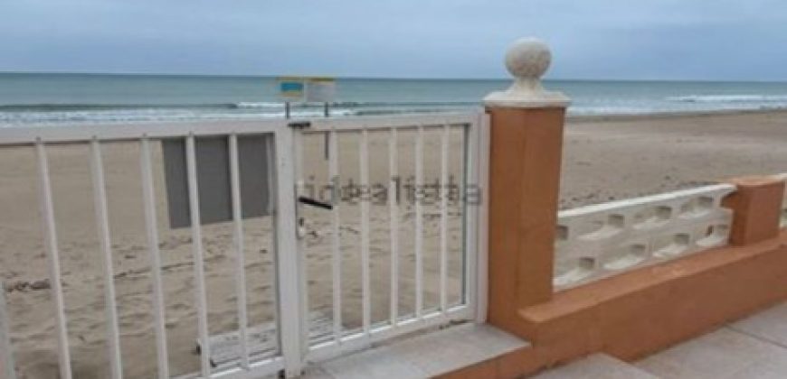 Este espectacular apartamento ubicada en la segunda planta te ofrece la vida costera que siempre has soñado.
