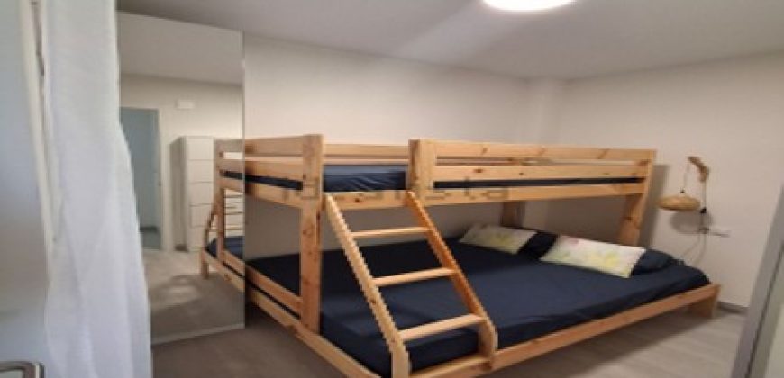 Fabuloso apartamento totalmente reformado ubicada en la tercera planta de un edificio con ascensor, lo que garantiza comodidad y accesibilidad