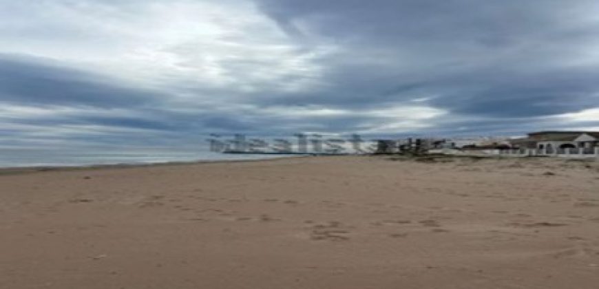 Este espectacular apartamento ubicada en la segunda planta te ofrece la vida costera que siempre has soñado.