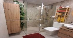 Fabuloso apartamento totalmente reformado ubicada en la tercera planta de un edificio con ascensor, lo que garantiza comodidad y accesibilidad