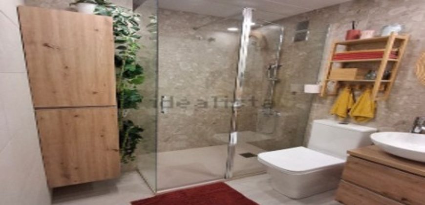 Fabuloso apartamento totalmente reformado ubicada en la tercera planta de un edificio con ascensor, lo que garantiza comodidad y accesibilidad