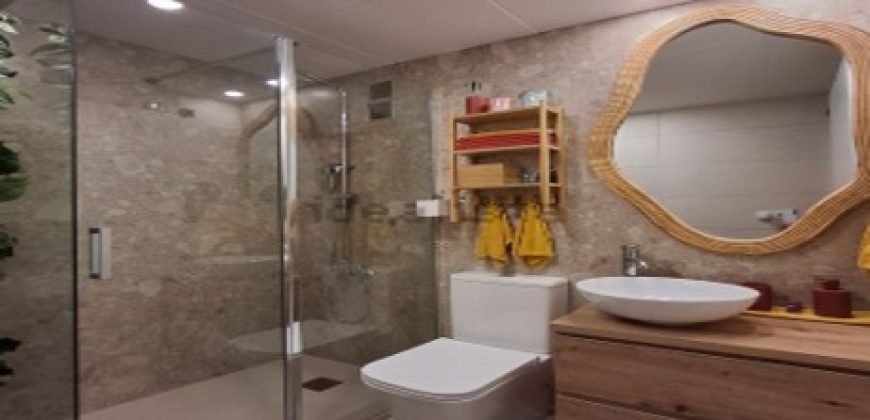 Fabuloso apartamento totalmente reformado ubicada en la tercera planta de un edificio con ascensor, lo que garantiza comodidad y accesibilidad