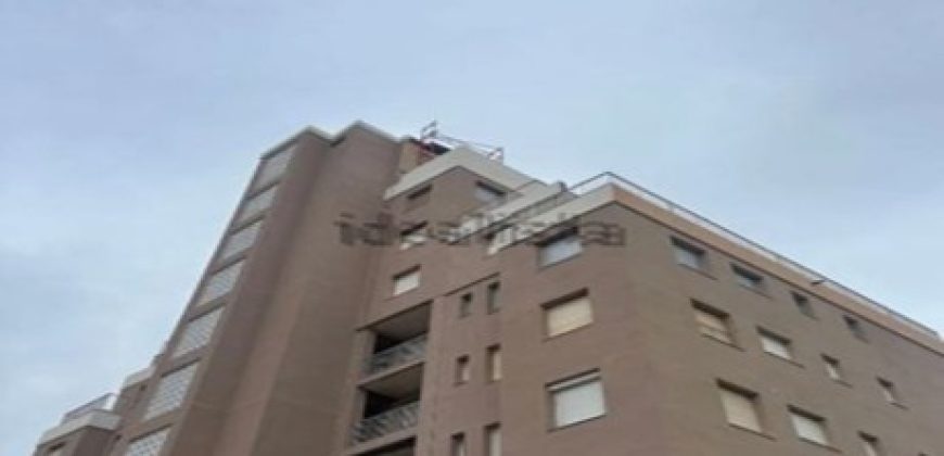 Este espectacular apartamento ubicada en la segunda planta te ofrece la vida costera que siempre has soñado.