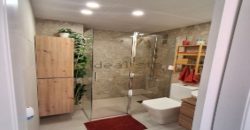 Fabuloso apartamento totalmente reformado ubicada en la tercera planta de un edificio con ascensor, lo que garantiza comodidad y accesibilidad