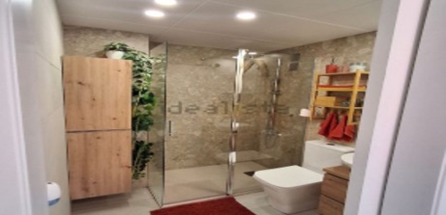 Fabuloso apartamento totalmente reformado ubicada en la tercera planta de un edificio con ascensor, lo que garantiza comodidad y accesibilidad