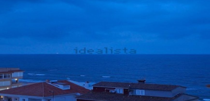 Fabuloso apartamento totalmente reformado ubicada en la tercera planta de un edificio con ascensor, lo que garantiza comodidad y accesibilidad