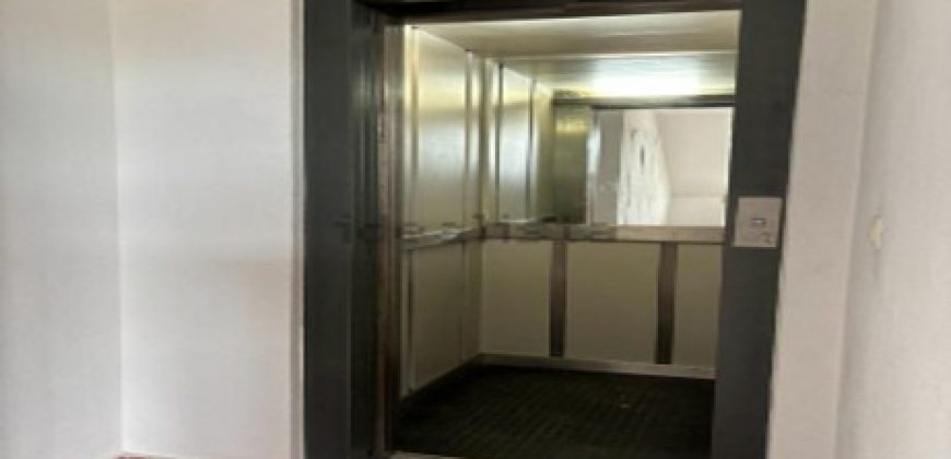 Fabuloso apartamento totalmente reformado ubicada en la tercera planta de un edificio con ascensor, lo que garantiza comodidad y accesibilidad