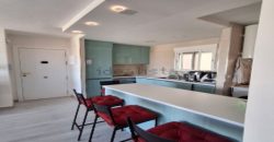Fabuloso apartamento totalmente reformado ubicada en la tercera planta de un edificio con ascensor, lo que garantiza comodidad y accesibilidad