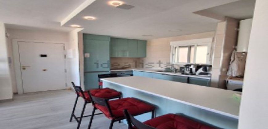 Fabuloso apartamento totalmente reformado ubicada en la tercera planta de un edificio con ascensor, lo que garantiza comodidad y accesibilidad