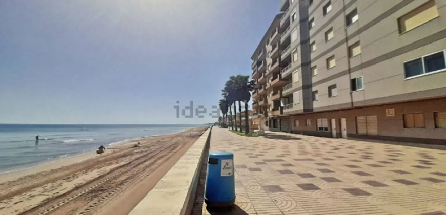 Fabuloso apartamento totalmente reformado ubicada en la tercera planta de un edificio con ascensor, lo que garantiza comodidad y accesibilidad
