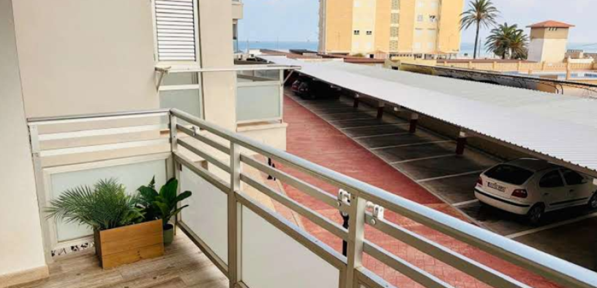Magnífico piso en primera línea de playa ubicado en una urbanización con acceso directo a la playa