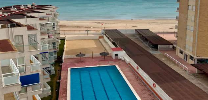 Magnífico piso en primera línea de playa ubicado en una urbanización con acceso directo a la playa